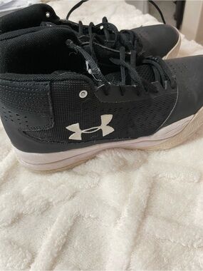 Under Armour women’s Black and White running Sneakers barely worn like new